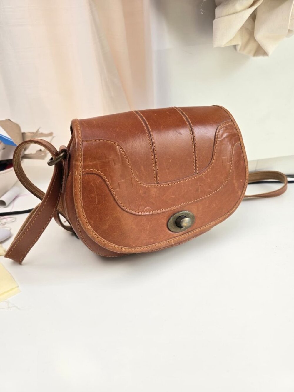 TOPSHOP Brown Leather Crossbody Bag – Turn‑Lock Closure